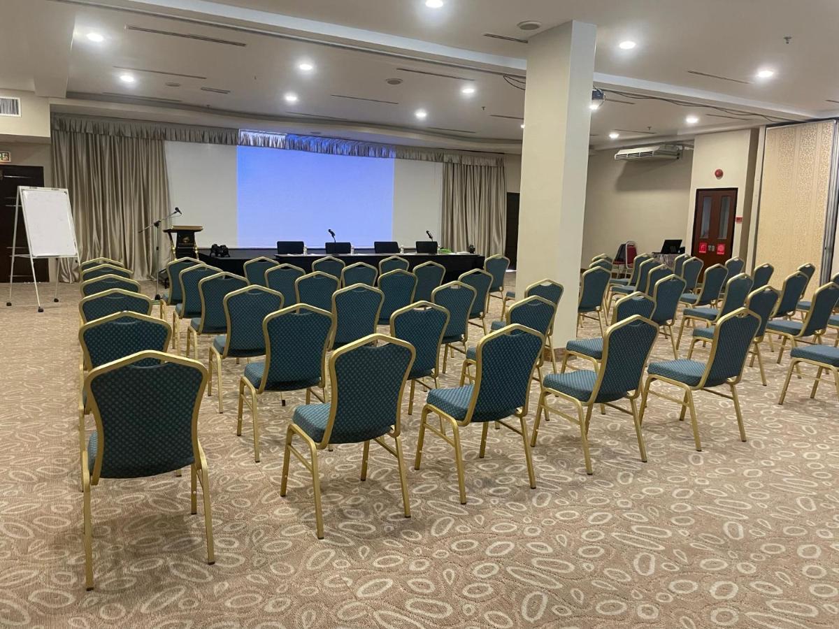 Putra Brasmana Hotel Куала Перлис Екстериор снимка