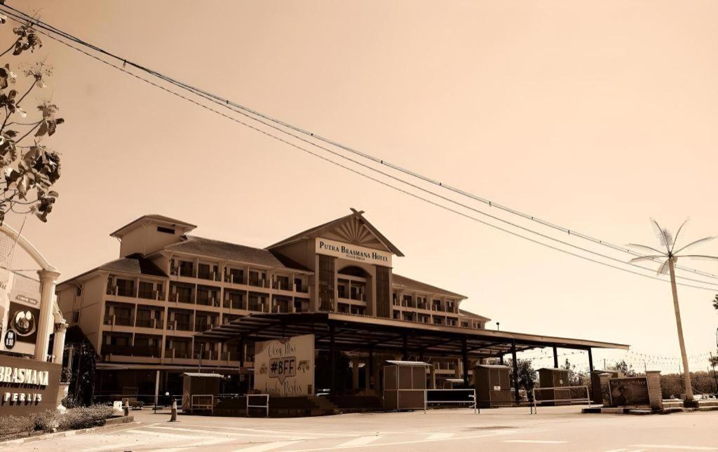 Putra Brasmana Hotel Куала Перлис Екстериор снимка